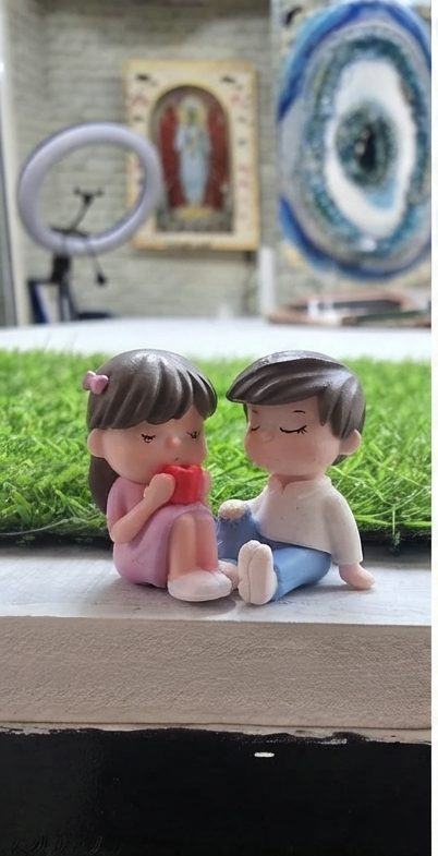 COUPLE READING BOOK